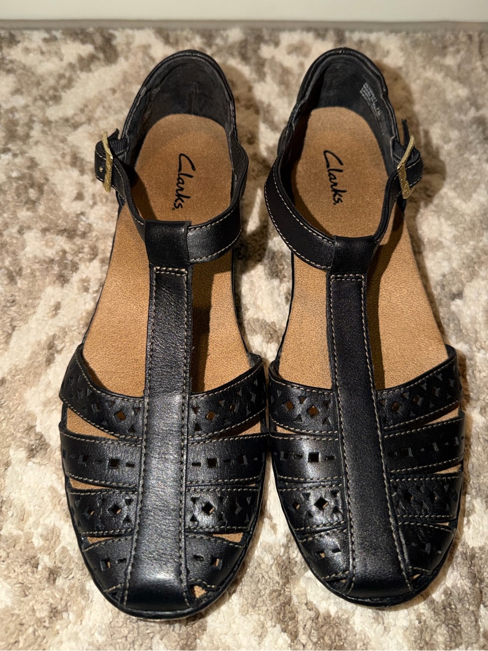 Clarks Wendy Valley Black T-Strap Low Heeled Sandals in Size 7-NEW